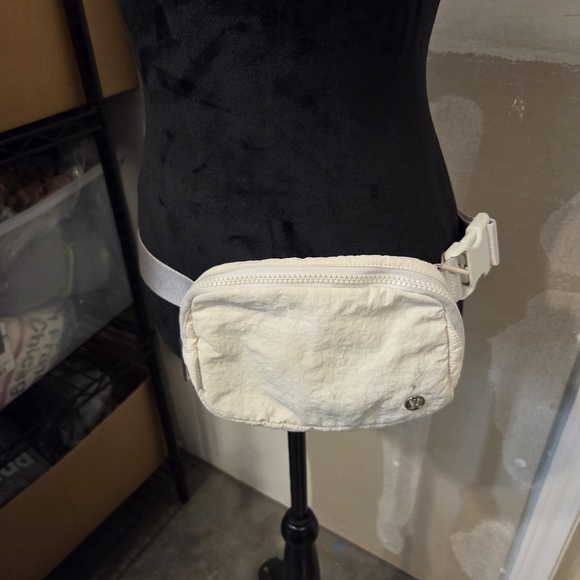lululemon athletica Handbags - Lululemon Athletica Fanny Pack Cloth  Off-White Belt Bag Lightweight Vacation